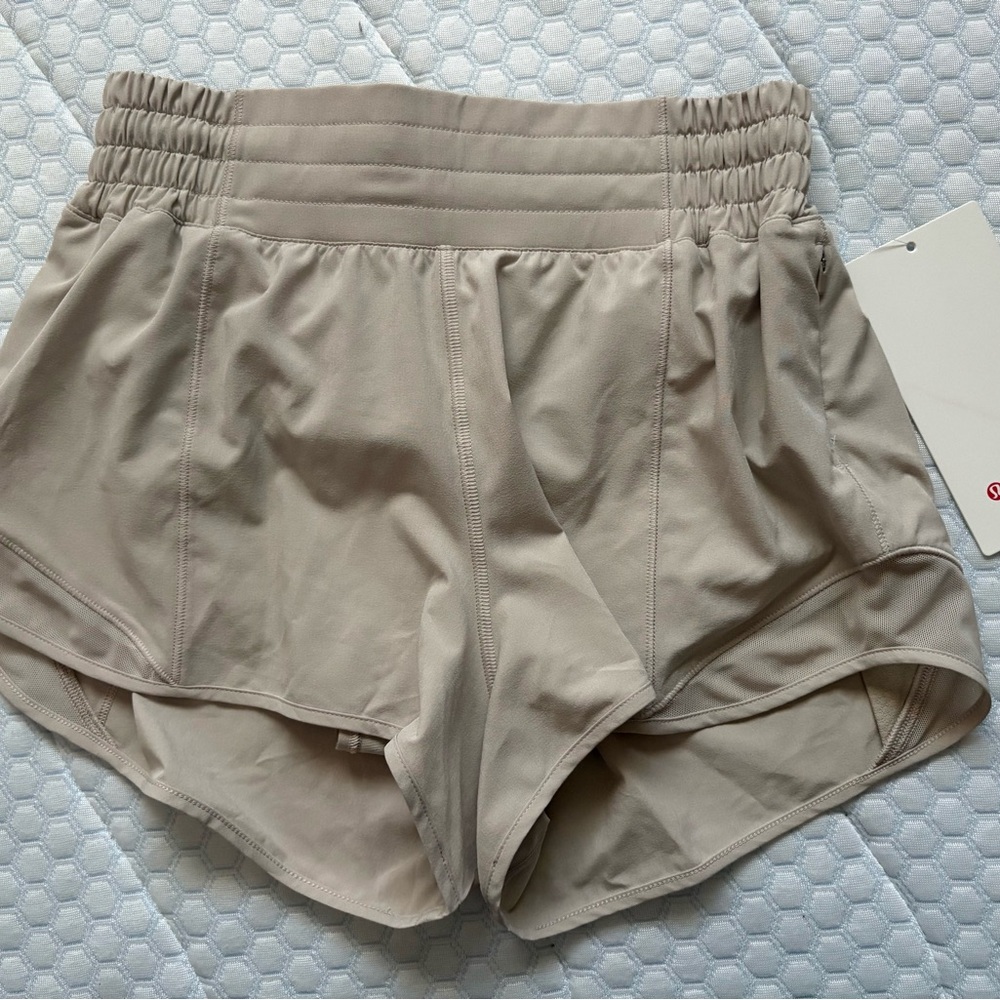 Lululemon Athletica Beige HR Athletic Shorts 2.5” Sz 4